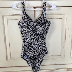 Lands End women’s bathing suit one piece. Underwire bra. Cute strap back.